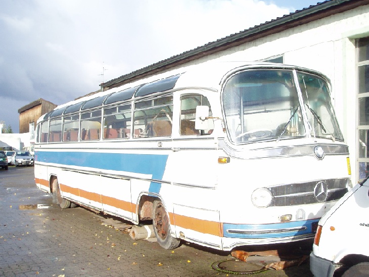 Oldtimerbus aussen vor Restaurierung